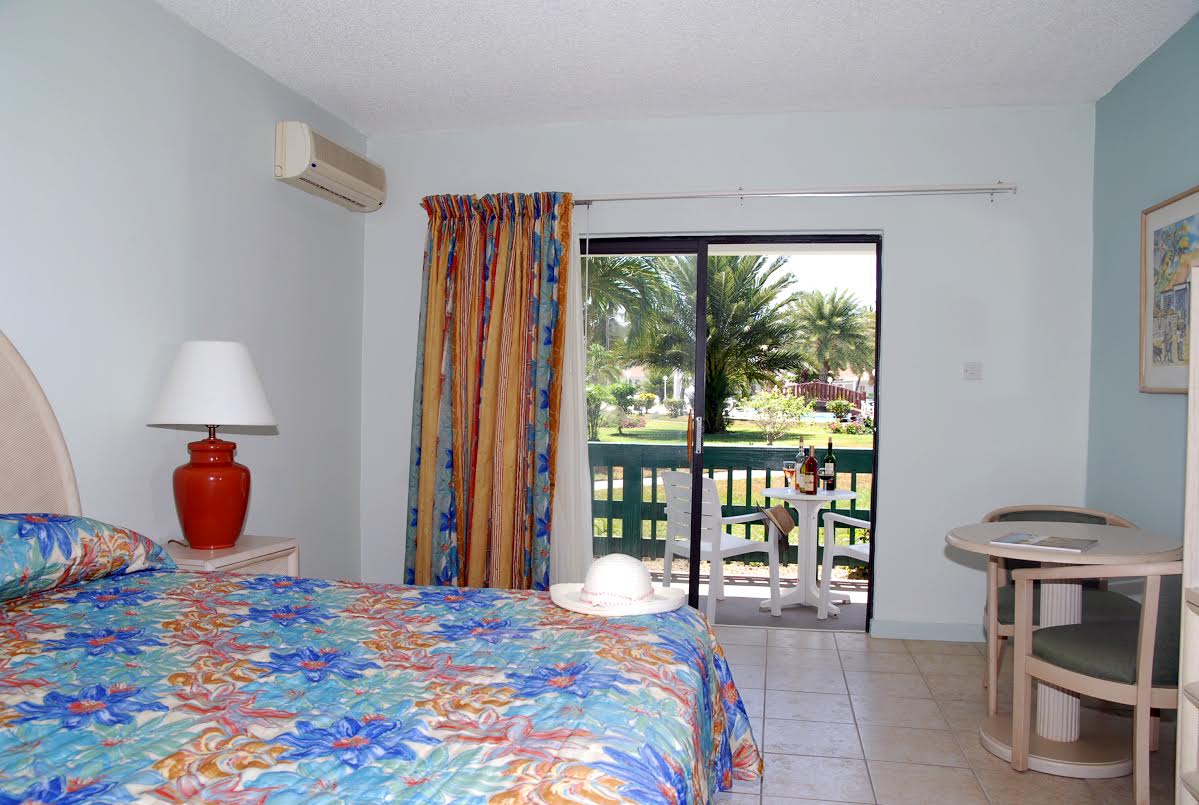 poolside-room